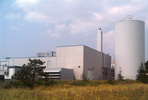 This thermal storage system stores excess heat from MDE’s CHP fleet operations during peak hours and discharges during off-peak hours to the district heating grid.