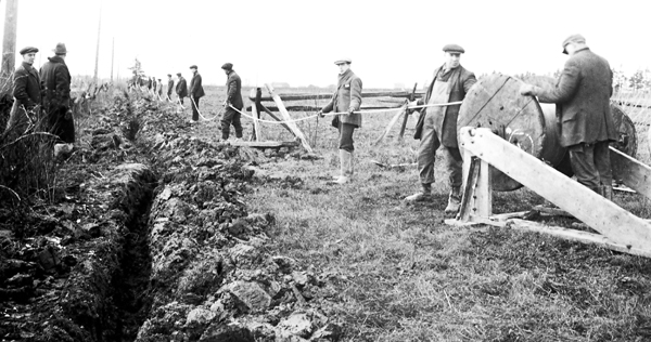 Paying out line – 1921. Photo Courtesy of Hydro One Archives HP 1391