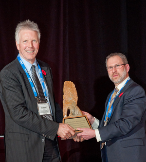 Rob Cary receiving the 2012 Hedley Palmer Award from APPrO’s Vice Chair, Mike Bernstein, at the APPrO 2012 Canadian Power Banquet on November 6, 2012 in Toronto.