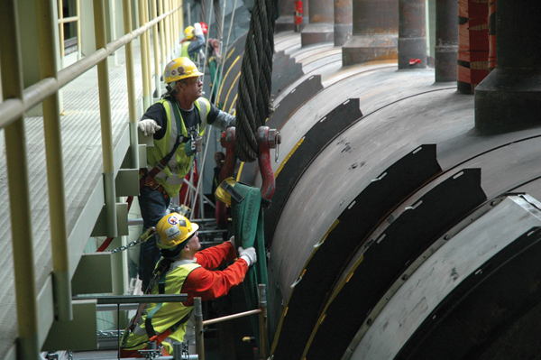 Lifting one of the steam drums into place.
