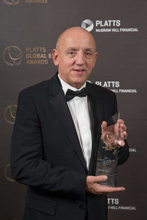 Bruce Power President and CEO Duncan Hawthorn accepts the Platts Global Energy Award for Industry Leadership in the Power sector.  (CNW Group/Bruce Power)